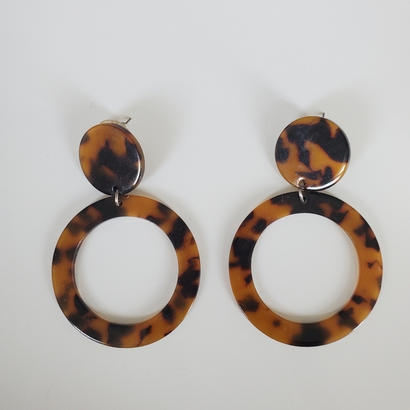 Animal print resin tortoise hoop earrings - Picture 1 of 6
